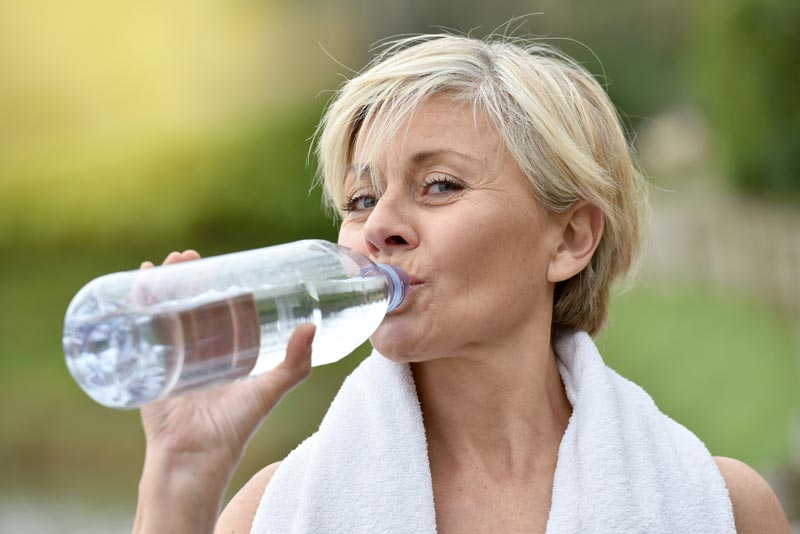 Pourquoi s’hydrater est-il crucial pour les personnes âgées ?